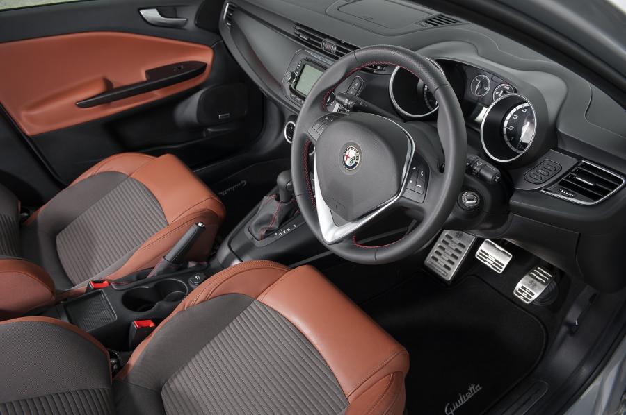 Интерьер Alfa Romeo Giulietta (940) 2014 года  (UK) (фото 16 из 54)